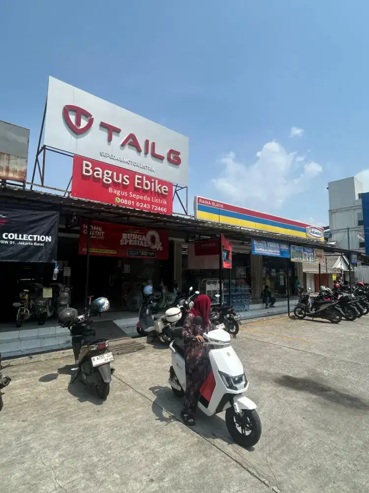 Live streaming. Salesgirl di toko sepeda listrik