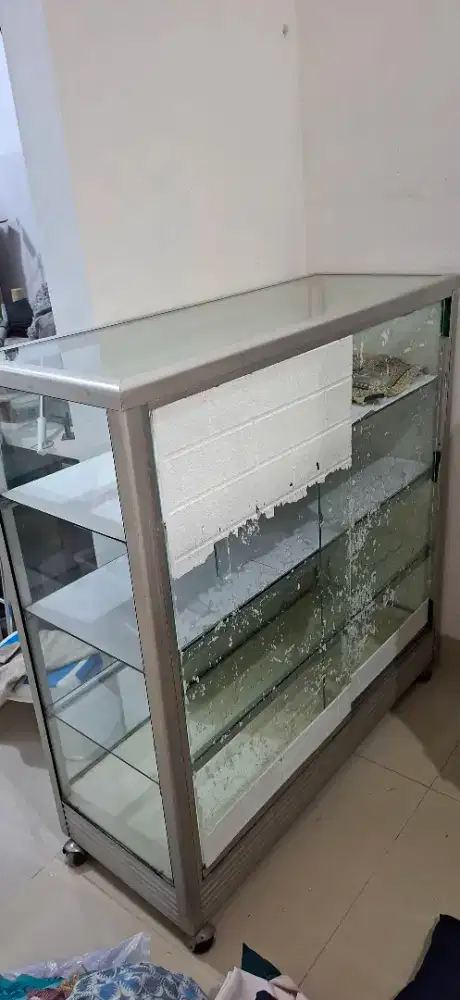 Etalase kaca alumunium