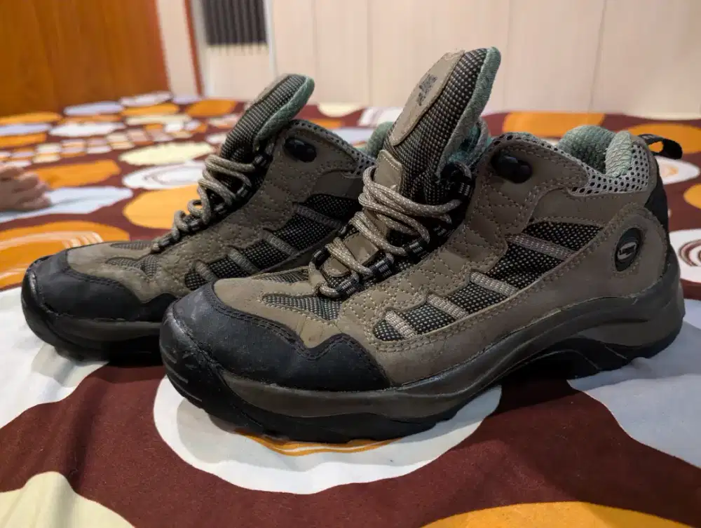 Sepatu outdoor leisure time