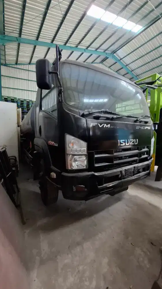 Truk ISUZU Tronton Tangki Low Km Siap kerja