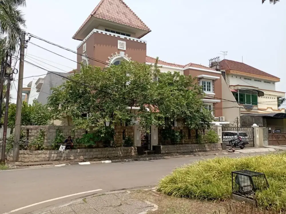 DIJUAL/DISEWAKAN RUMAH HOEK FULLFURNISHED CITRA 3 JAKARTA BARAT