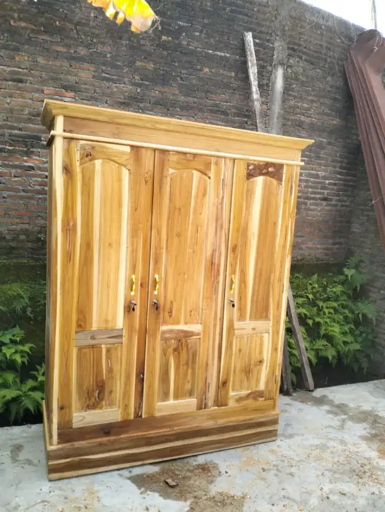 Lemari tiga pintu kayu akasia