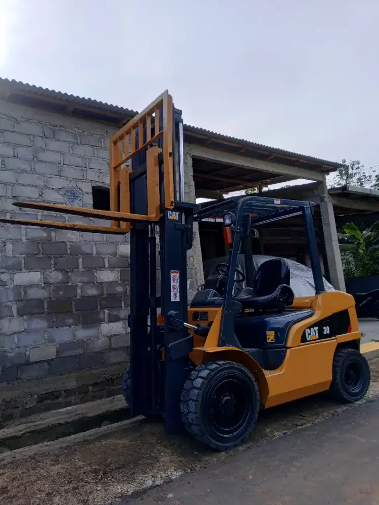 Forklift 3 Ton Caterpillar 2020 siap kerja istimewa