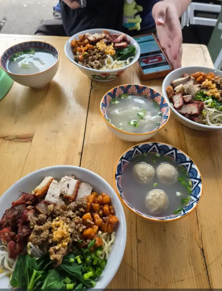 Waiters toko bakmi non halal