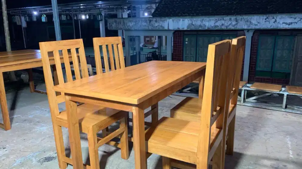 Set meja dan kursi rumah makan