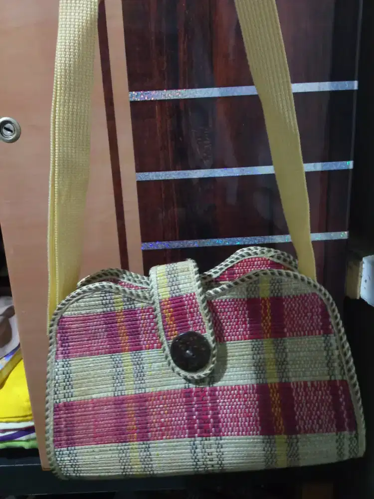 Tas anyam tradisional