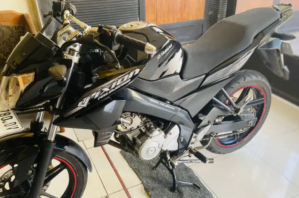 yamaha new vixion 2014 akhir hitam.