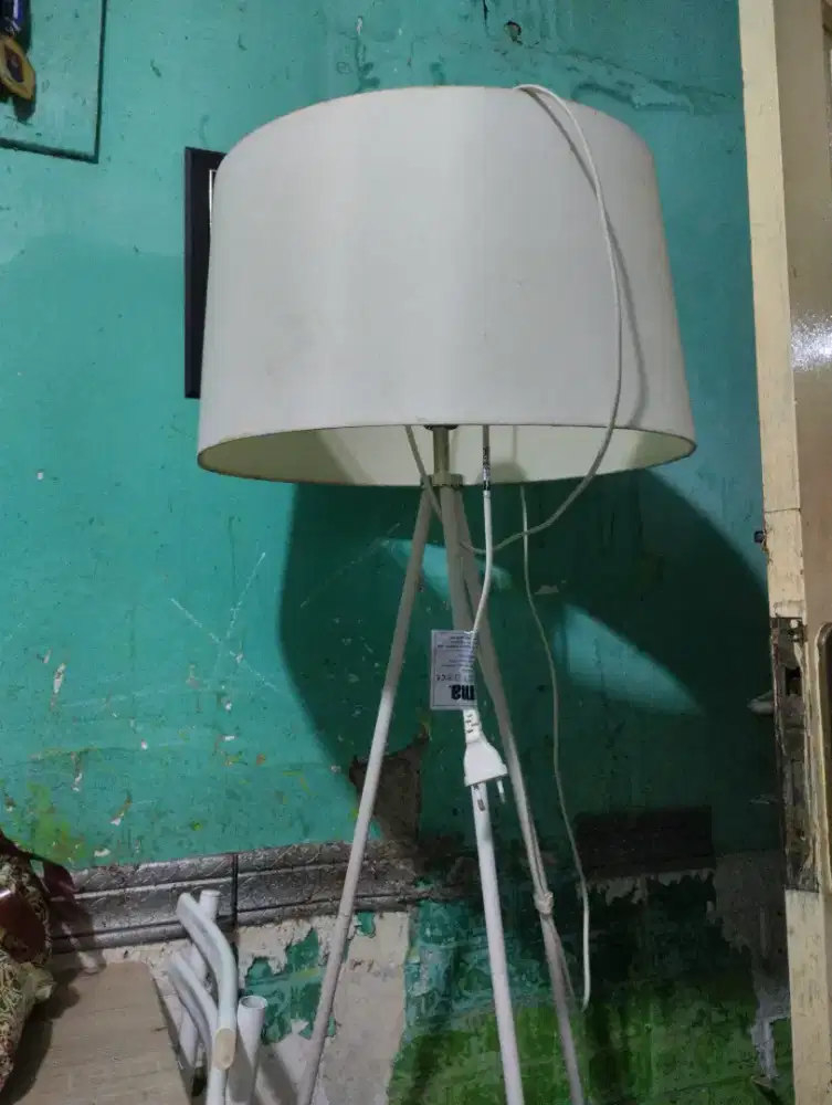 Lampu lantai informa