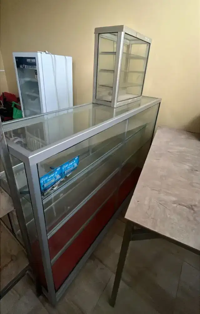 Dijual etalase kaca dan rak rokok