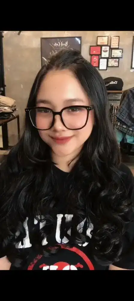 Mencari Lowongan Kerja Host Live