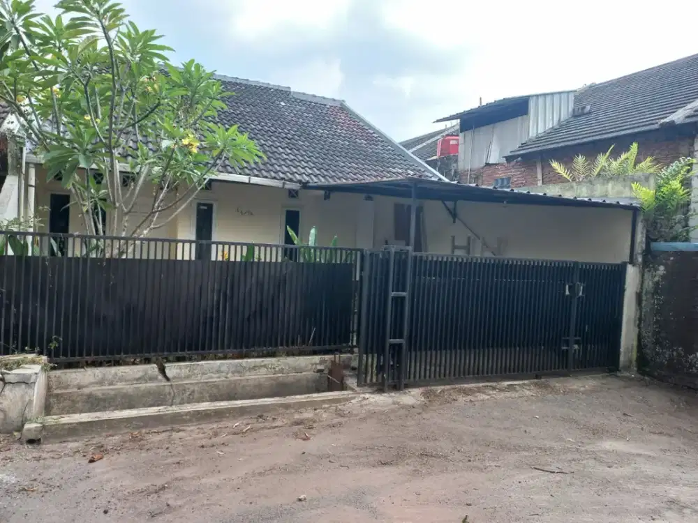 Rumah Asri depan Taman di Komplek Bandung Indah Raya
