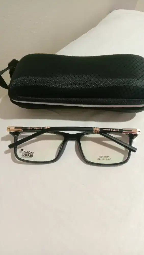 Kacamata MontBlanc.