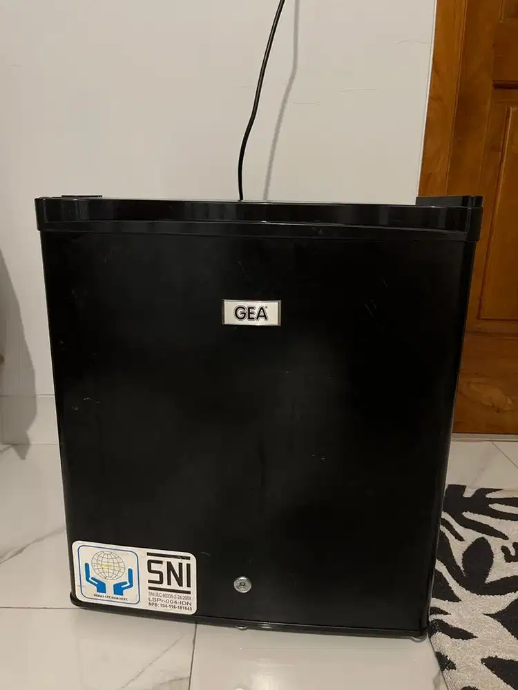 GEA Kulkas Mini Bar GMB-50 / GMB50 / GMB 50 Portable Rak Besi 48L