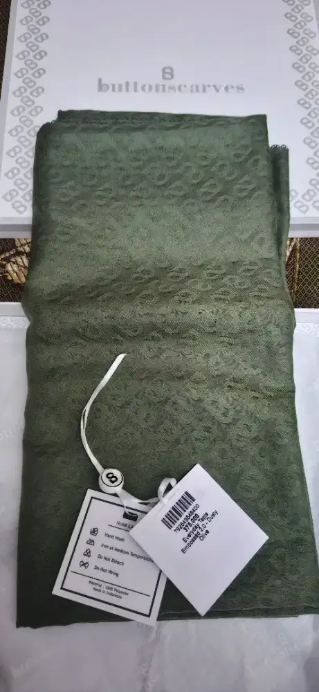 Hijan Merk Button Scarves