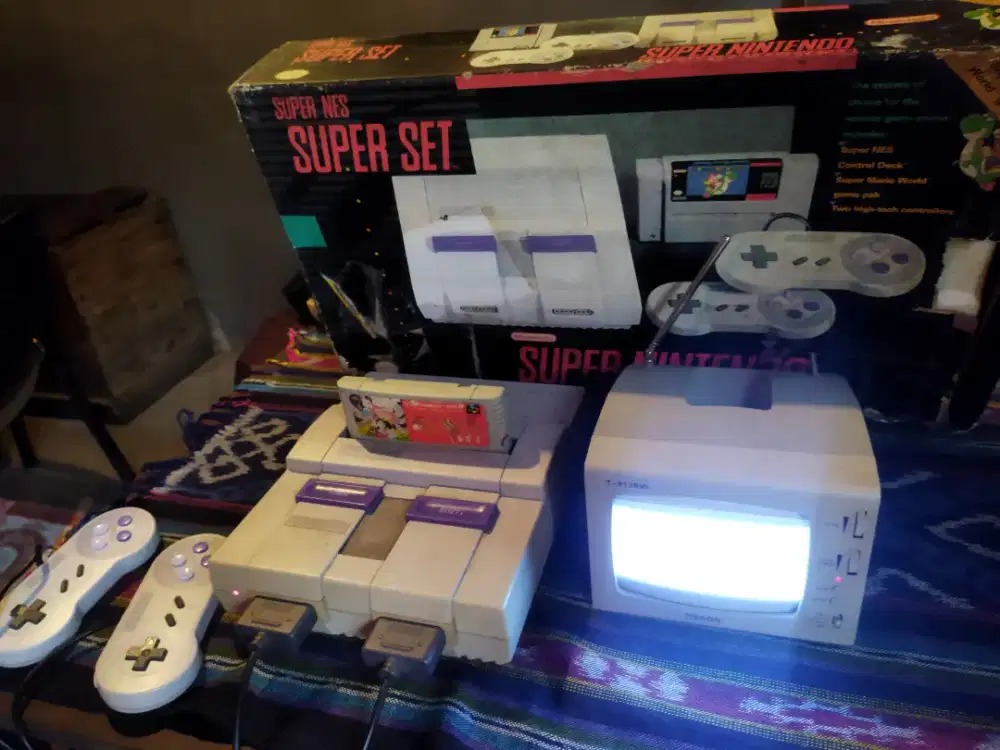 TV jadul hitam putih bisa radio set dengan supernintendo retro console