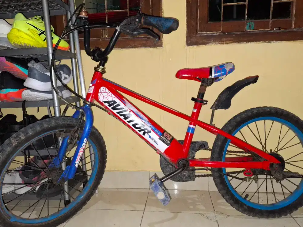 Sepeda aviator merah