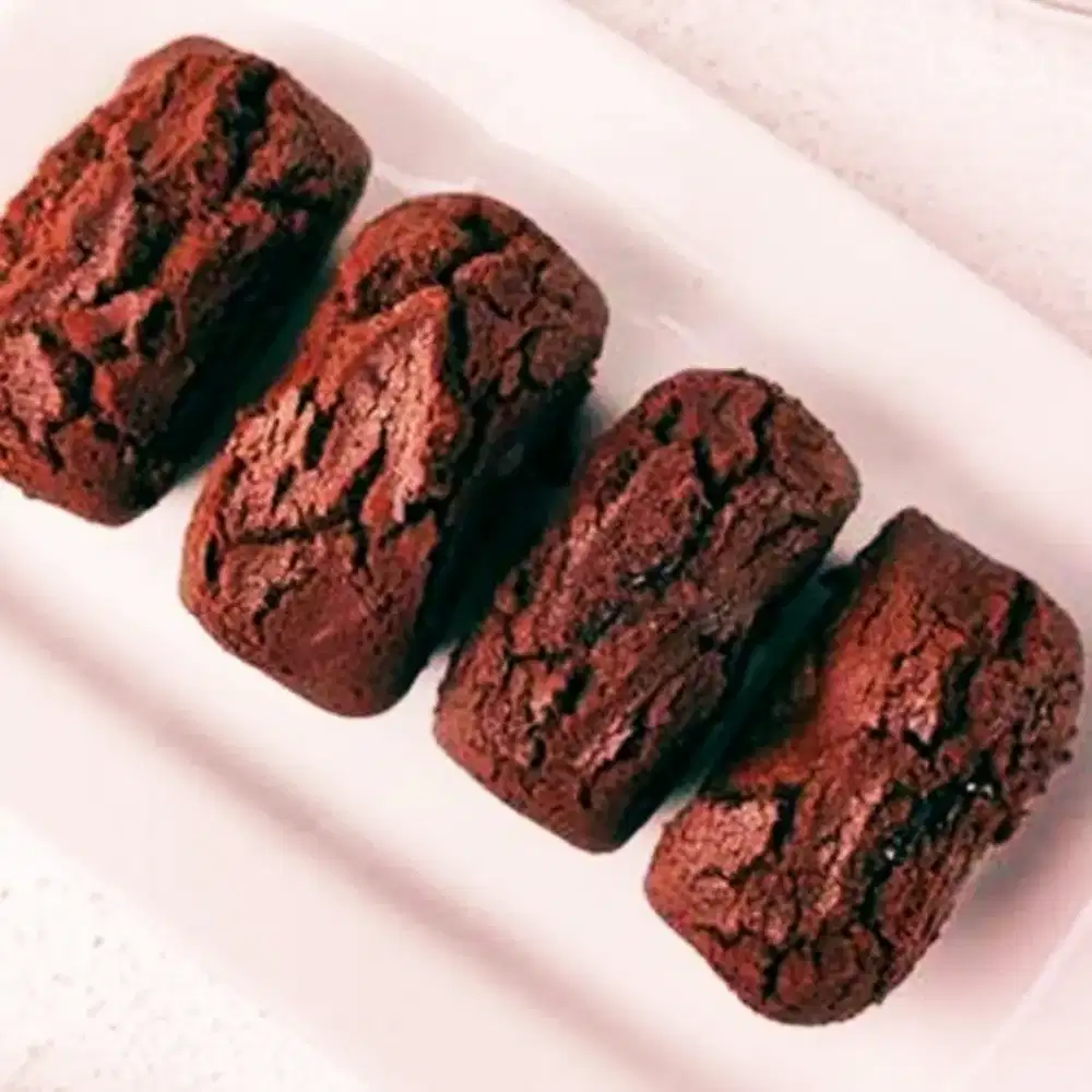 Kue balok coklat lumer dan salad buah