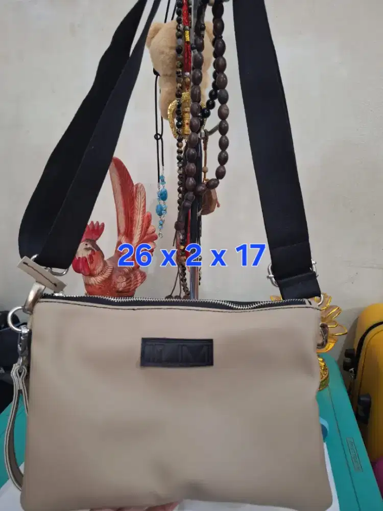 Tas selempang branded 
Tumi uk 26 x 2 x 17 
Limited edition 
Barang te