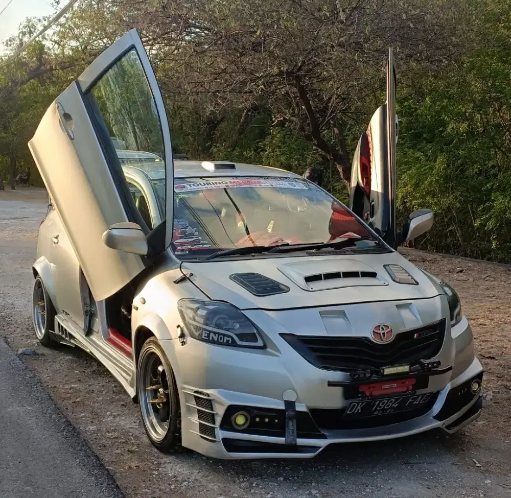 Toyota Vios modif,pintu gunting,warna silver metalik,tahun 2012,di dps