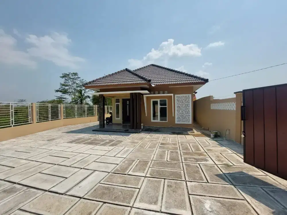 Rumah Modern Siap Huni Di Kota Magelang, Halaman Luas