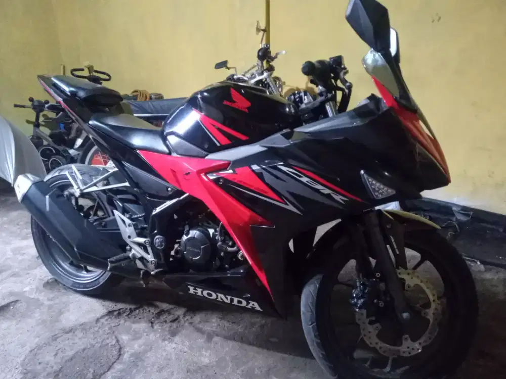 Cbr 150 ABS Utuh mulus.