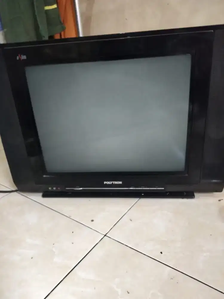 Kamu butuh acara berita, Lawakan, Hiburan ? Beli lah Tv Polytron ini !