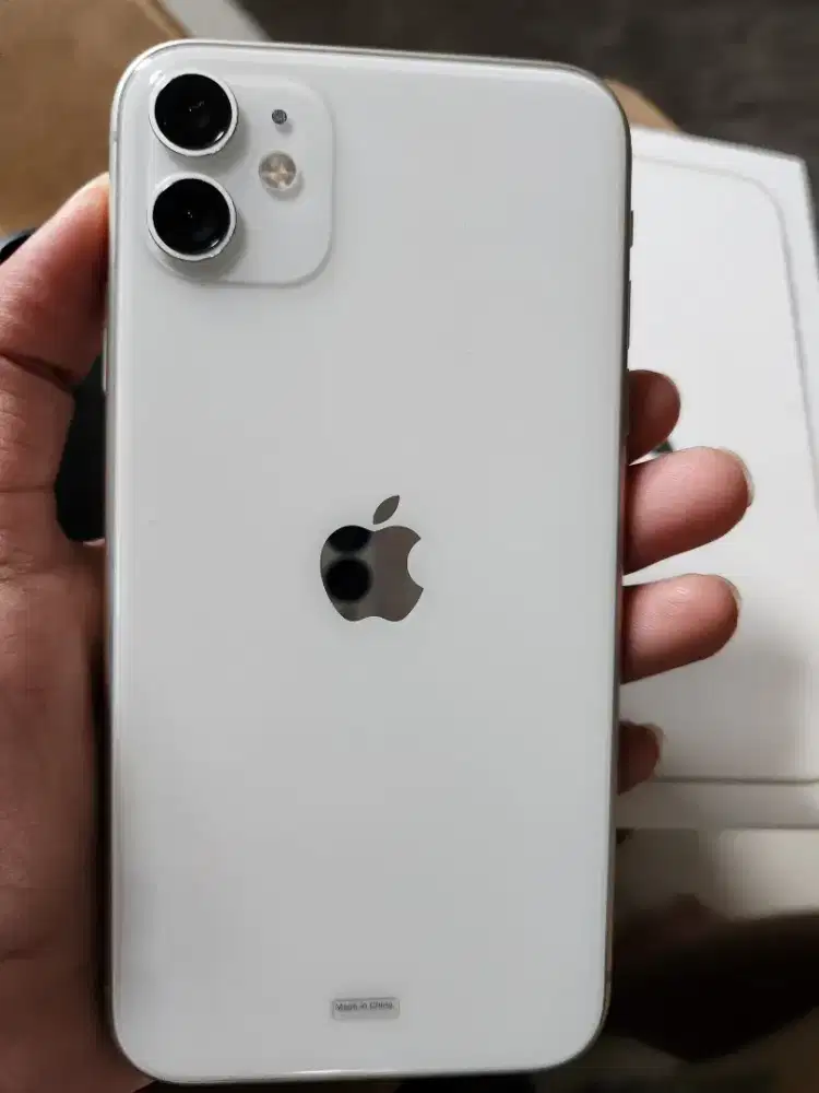 I phone 11 64gb ibox like new