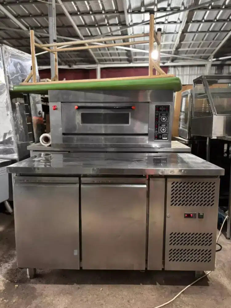 Undercounter chiller 
2 pintu
Merk Rightcool
Ukuran 135x70x85