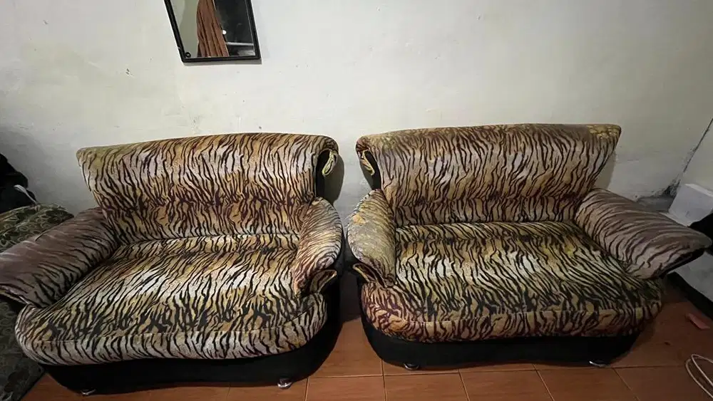 Sofa loreng bekas