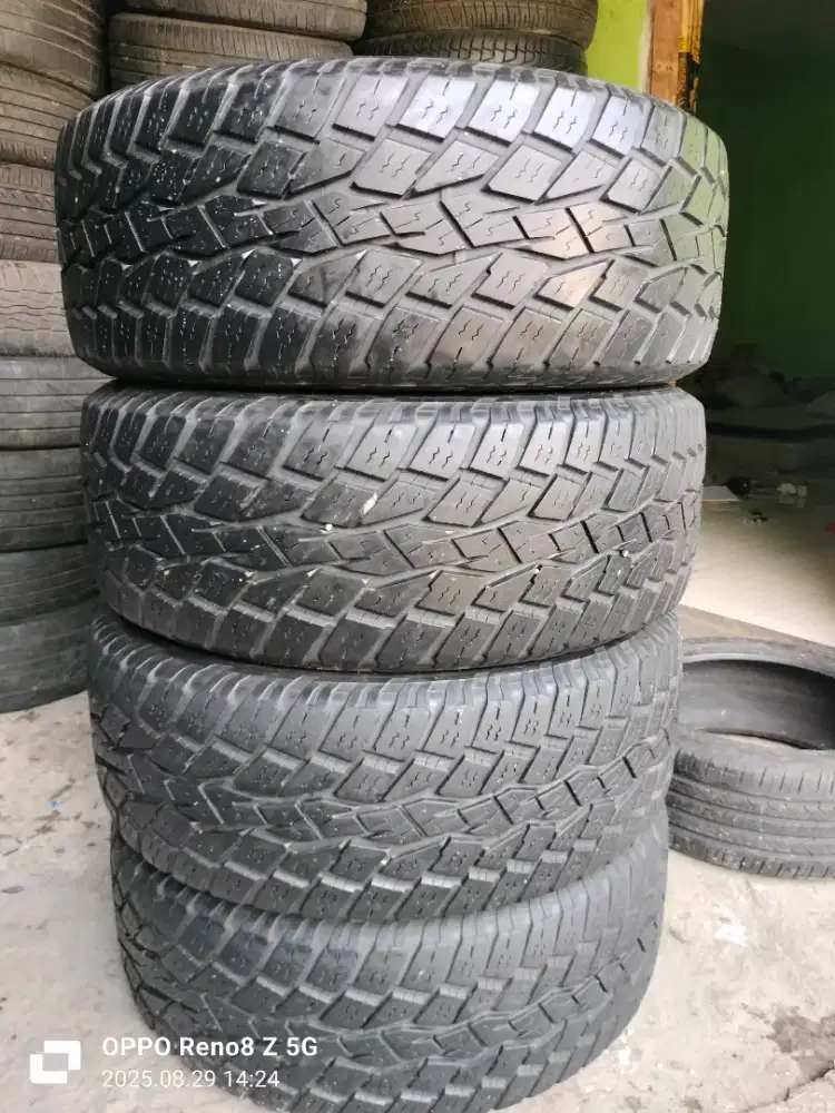 Jual ban mrek yoyo open country A/T ukuran 275 55 R20 kond 85% 4pcs.