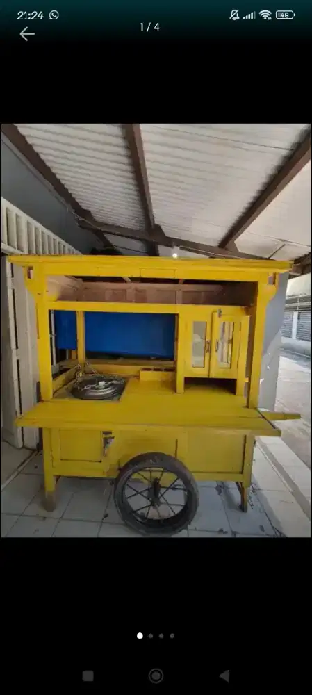 Karyawan mie ayam kaki 5.