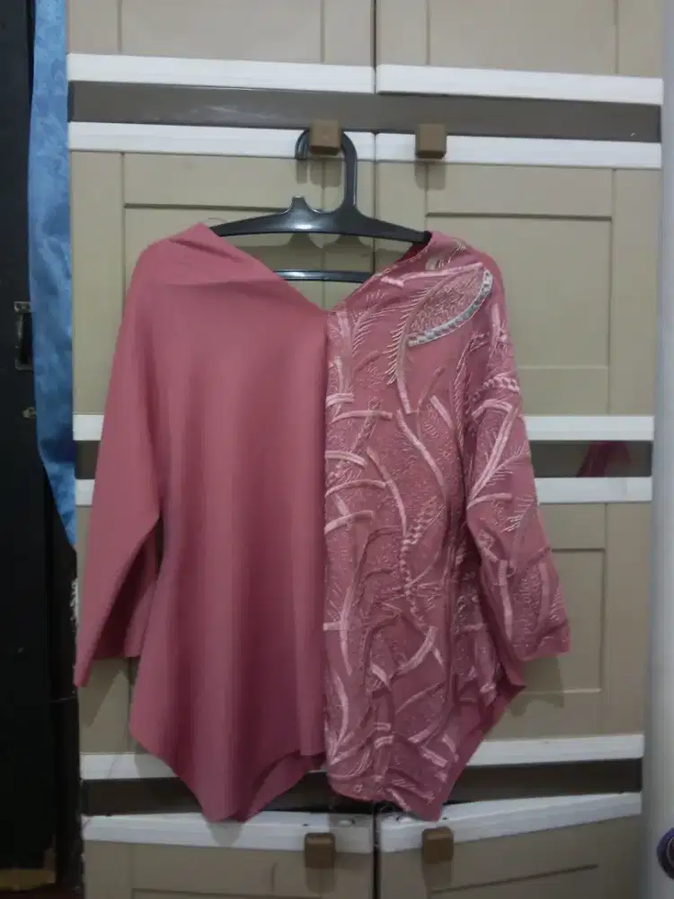 Baju atasan warna pink 50k nego sampe jadi