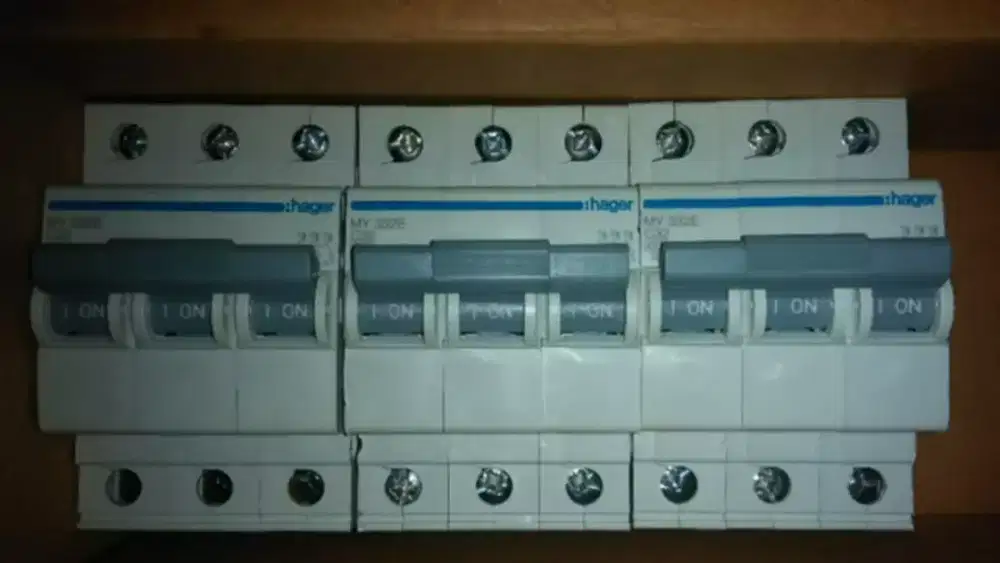 Mcb hager 3phase 32a 3pcs seken rasa baru