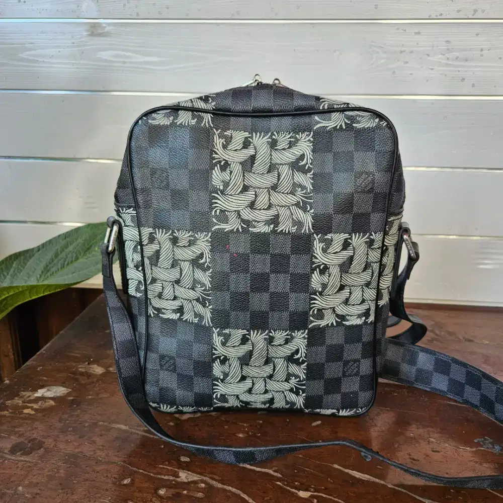 LV TAS SELEMPANG PRIA BAHAN KULIT ASLI