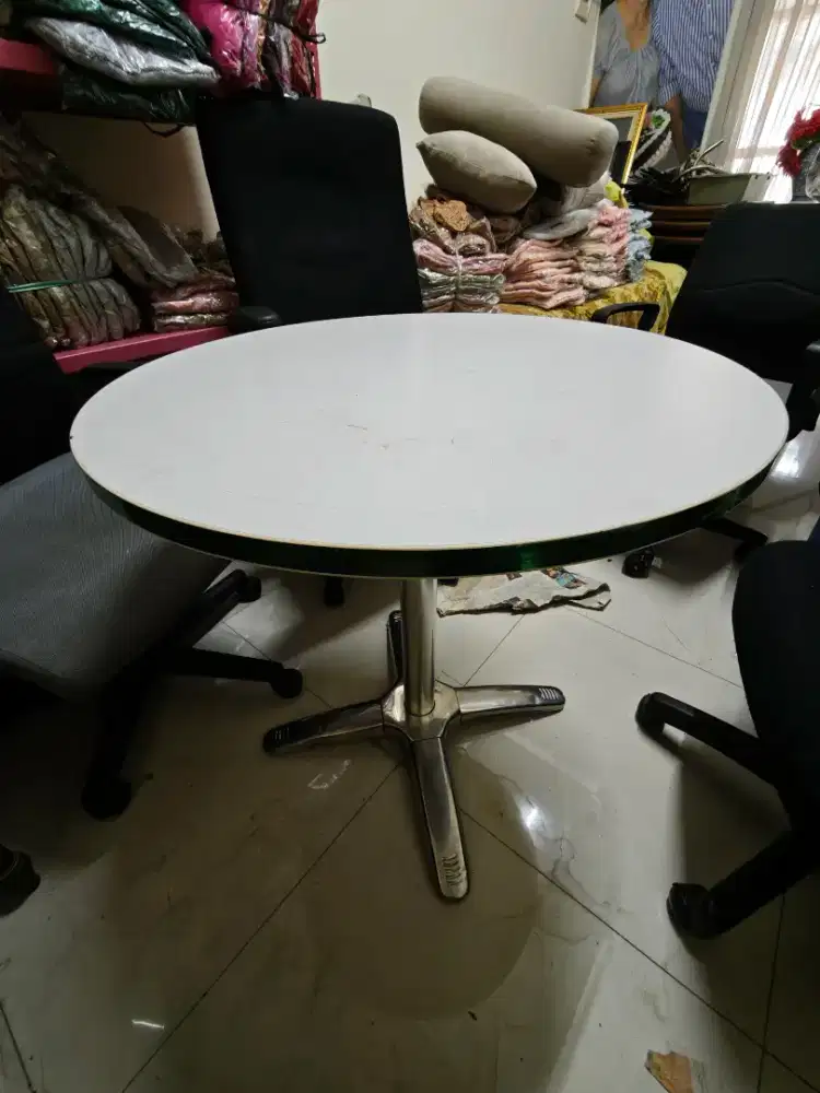 Meja Bundar dan kursi kantor