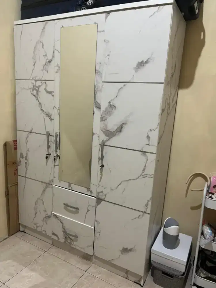 Lemari pakaian bongkar pasang pemakaian satu th