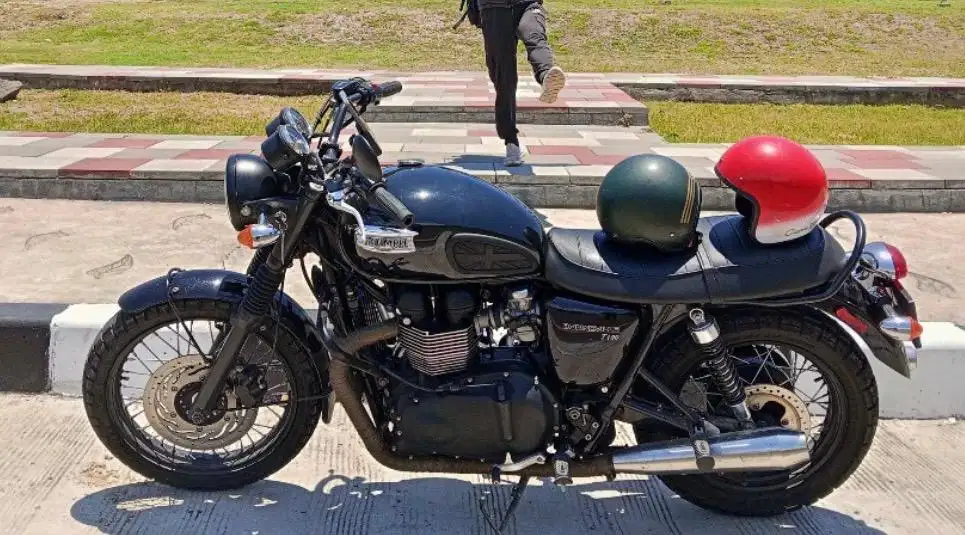 Triumph Bonneville T100 Black Edition Hitam 900CC