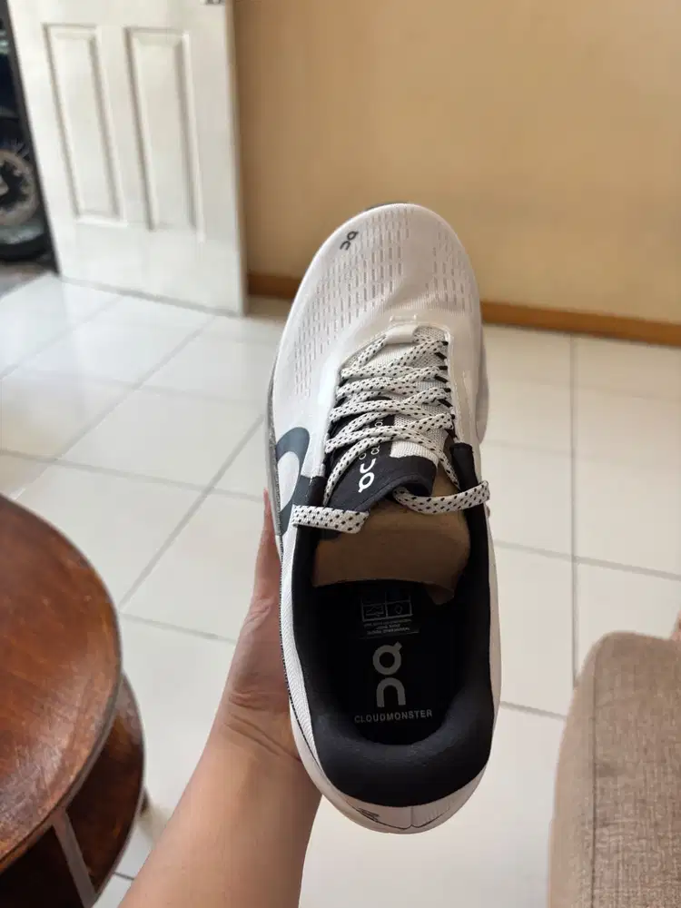 Preloved BARU on cloud monster 2 ukuran 42.5. Harga dibawah 3jt