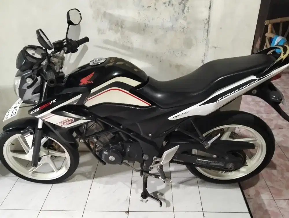 Di jual motor Honda cb 150R lengkap pajak hidup