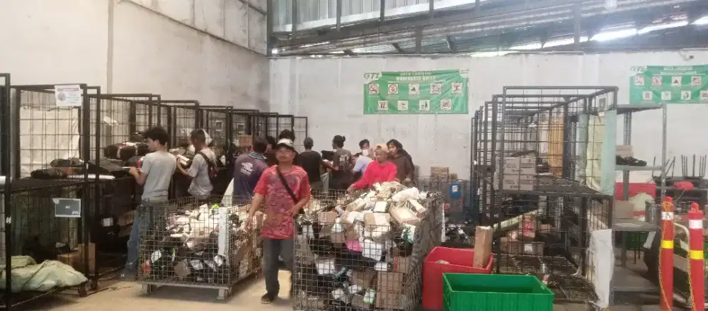 Kurir motor Paket Tiktok