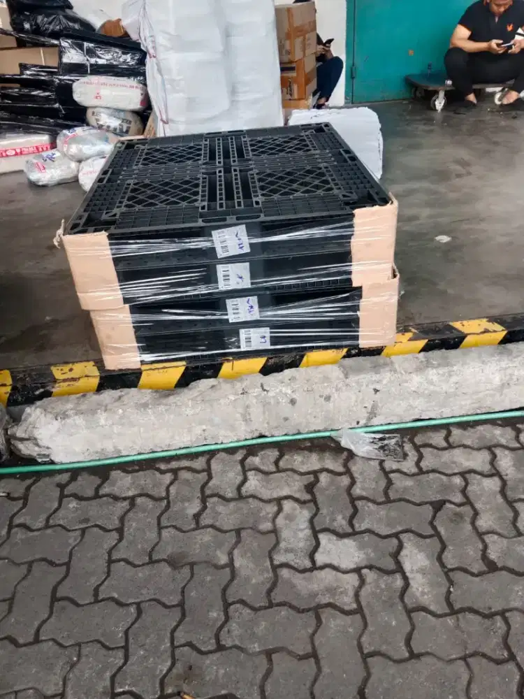 Pallet plastik second untuk gudang