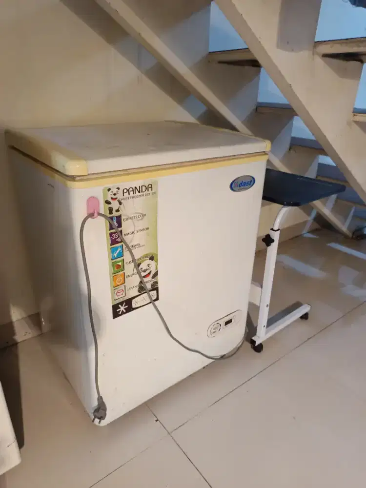 Freezer bekas UK 80x60x50 cm Rp. 500.000