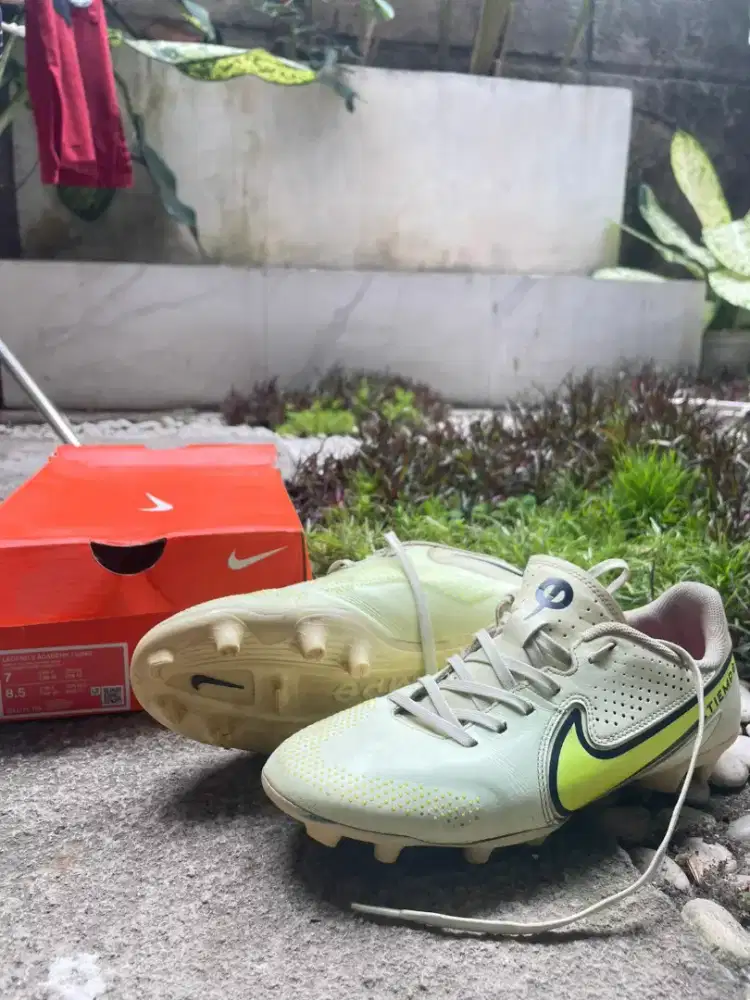 Sepatu bola nike tiempo second
