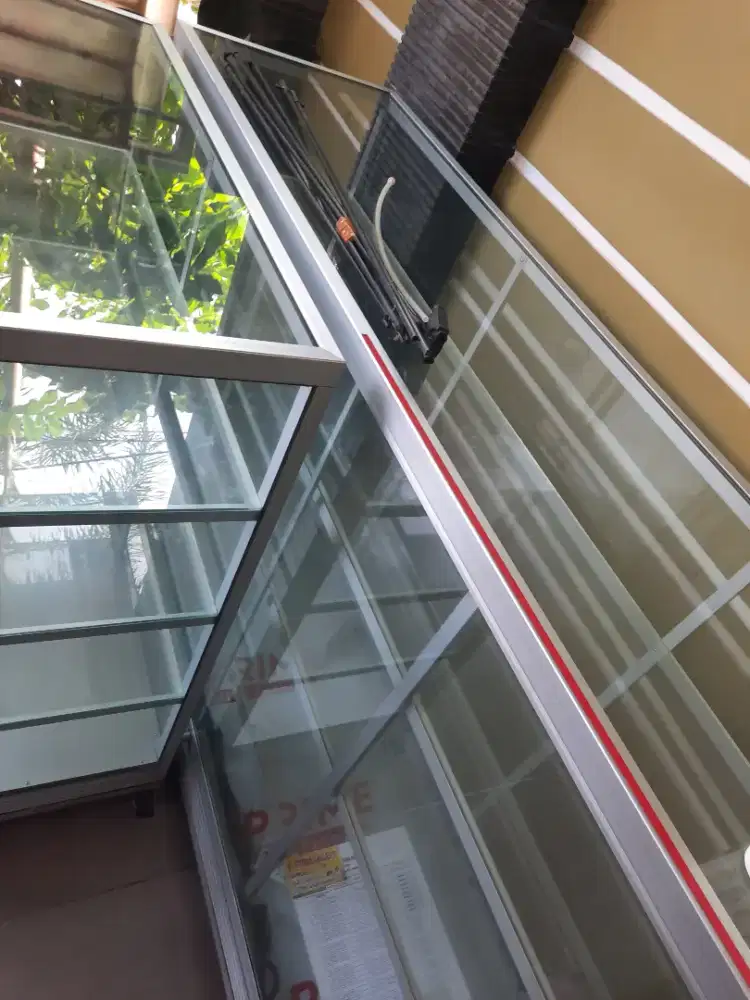 Di Jual Etalase kaca kondisi seperti baru