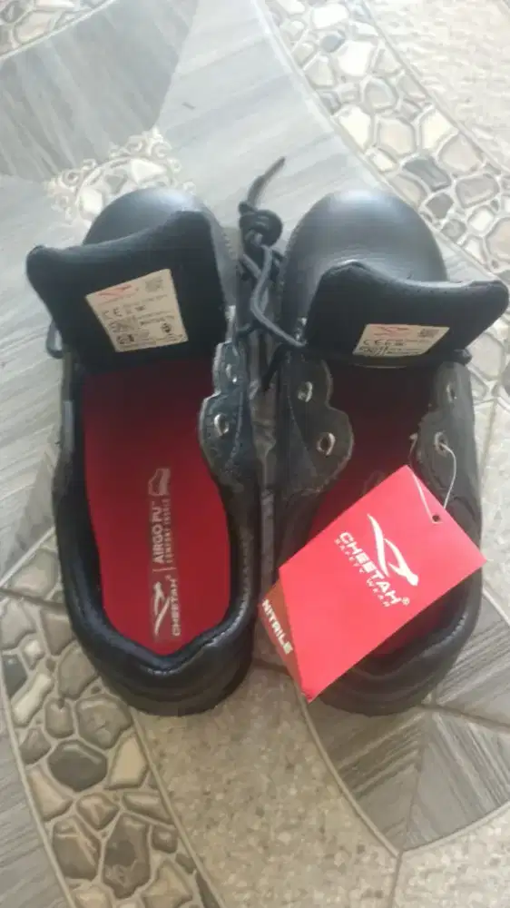 Sepatu safety kerja masih baru