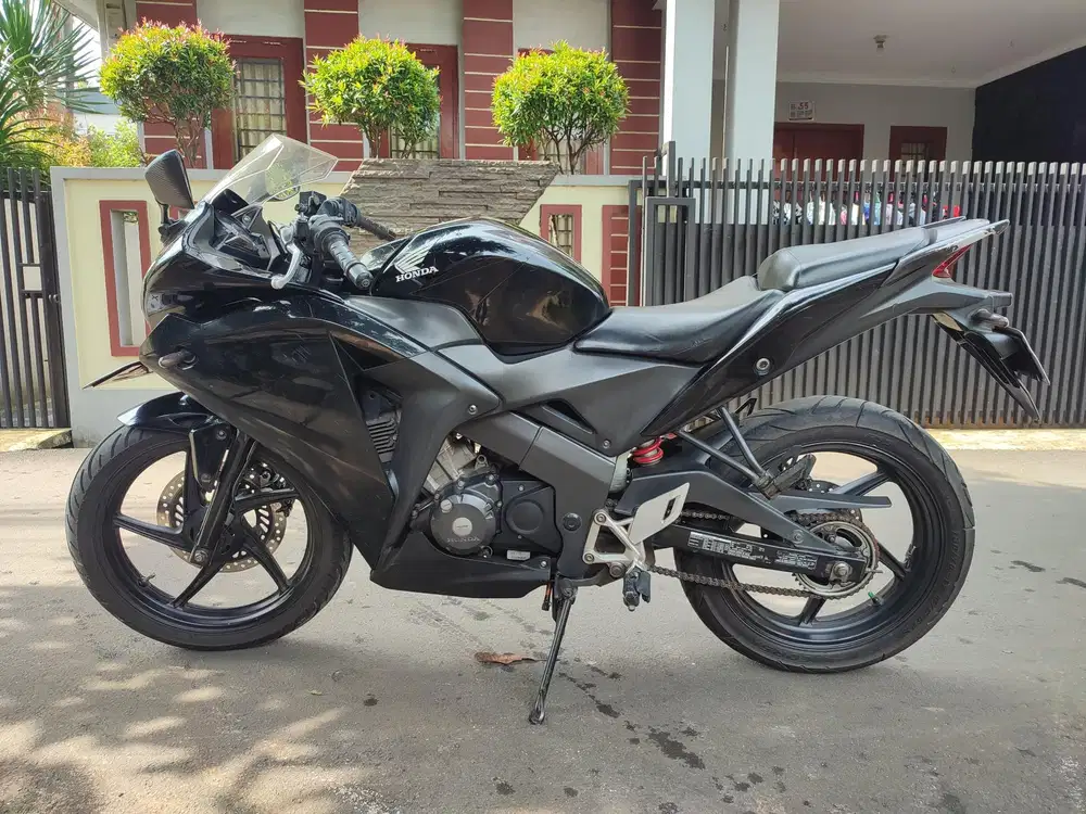 HONDQ CBR 150R CBU TAHUN 2013