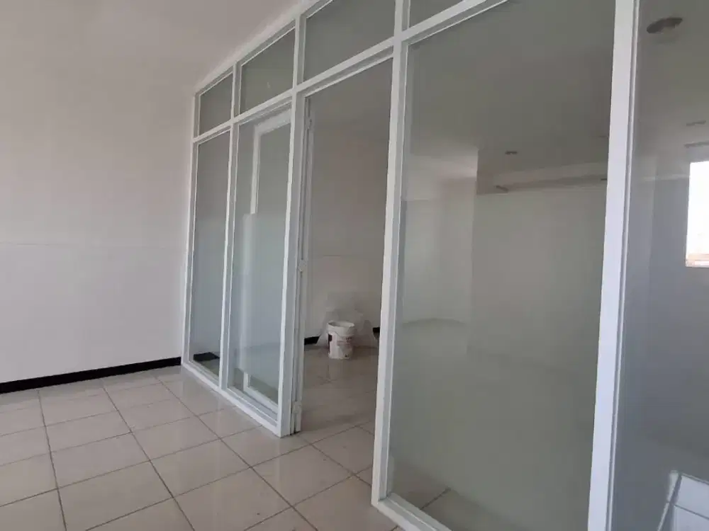 Sewa ruko bagus tengah kota ex bank , terawat parkir luas