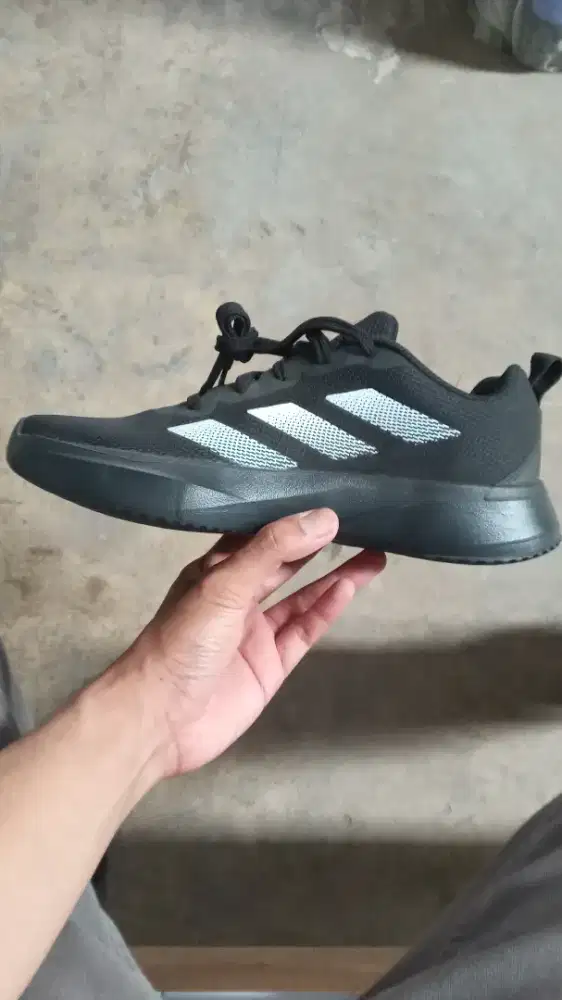 SEPATU RUNNING ADIDAS