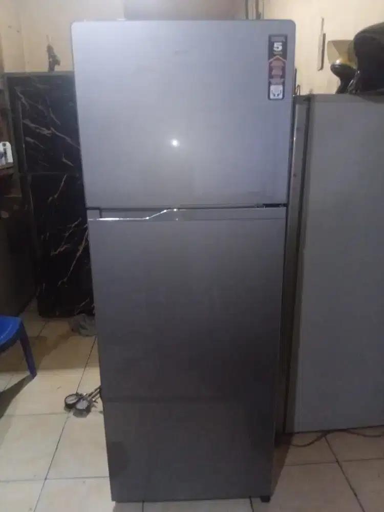 Jual cepat kulkas pltron 2 pintu.kondisi 100%normal!!!