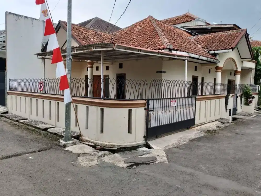 Rumah Hoek di Antapani dekat Lucky Square Jalan Lebar Strategis | LA294